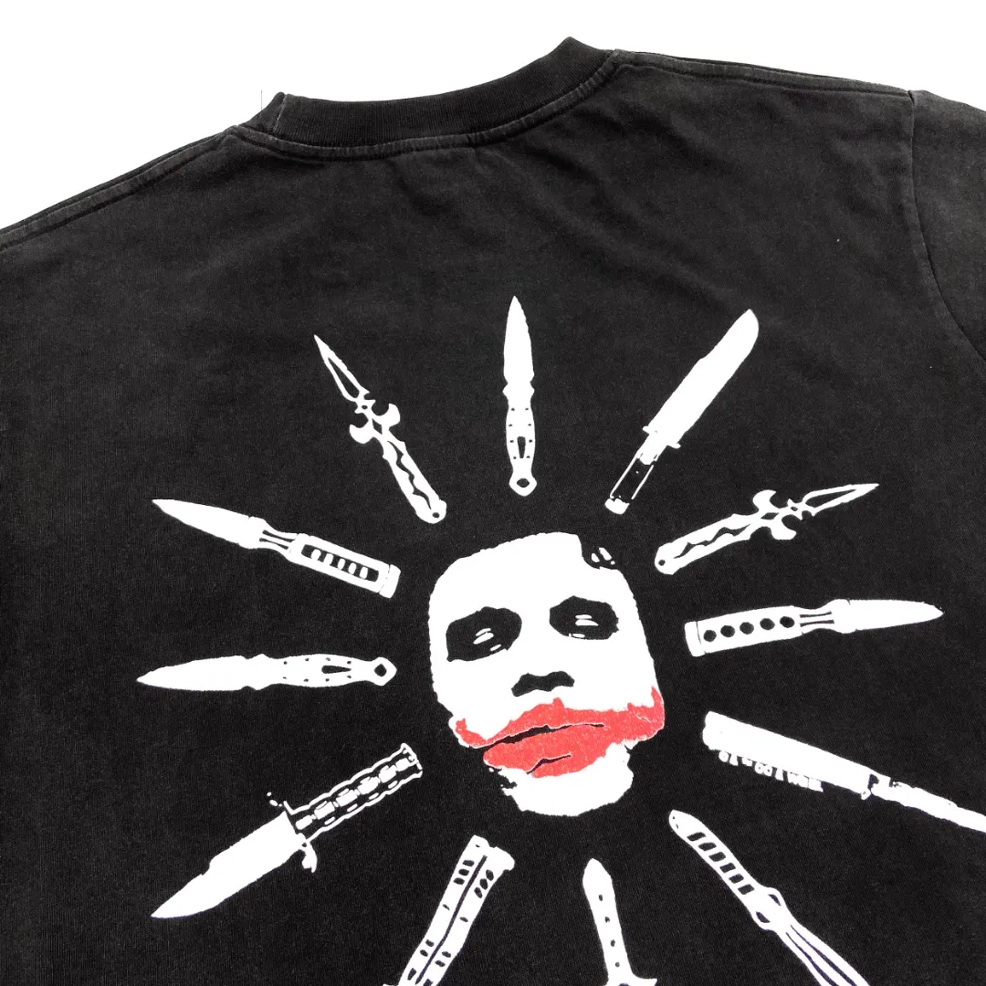 Saint Michael Dark Knight Joker Knife Print Washed and Distressed Retro Vintage Loose Short Sleeves Digital white ink direct injection, the fabric is breathable and the pattern is three-dimensional and clear. Fabric: Double yarn 240 grams Style number: S868 Size: S-M-L-XL Color: Washed black Price: P118